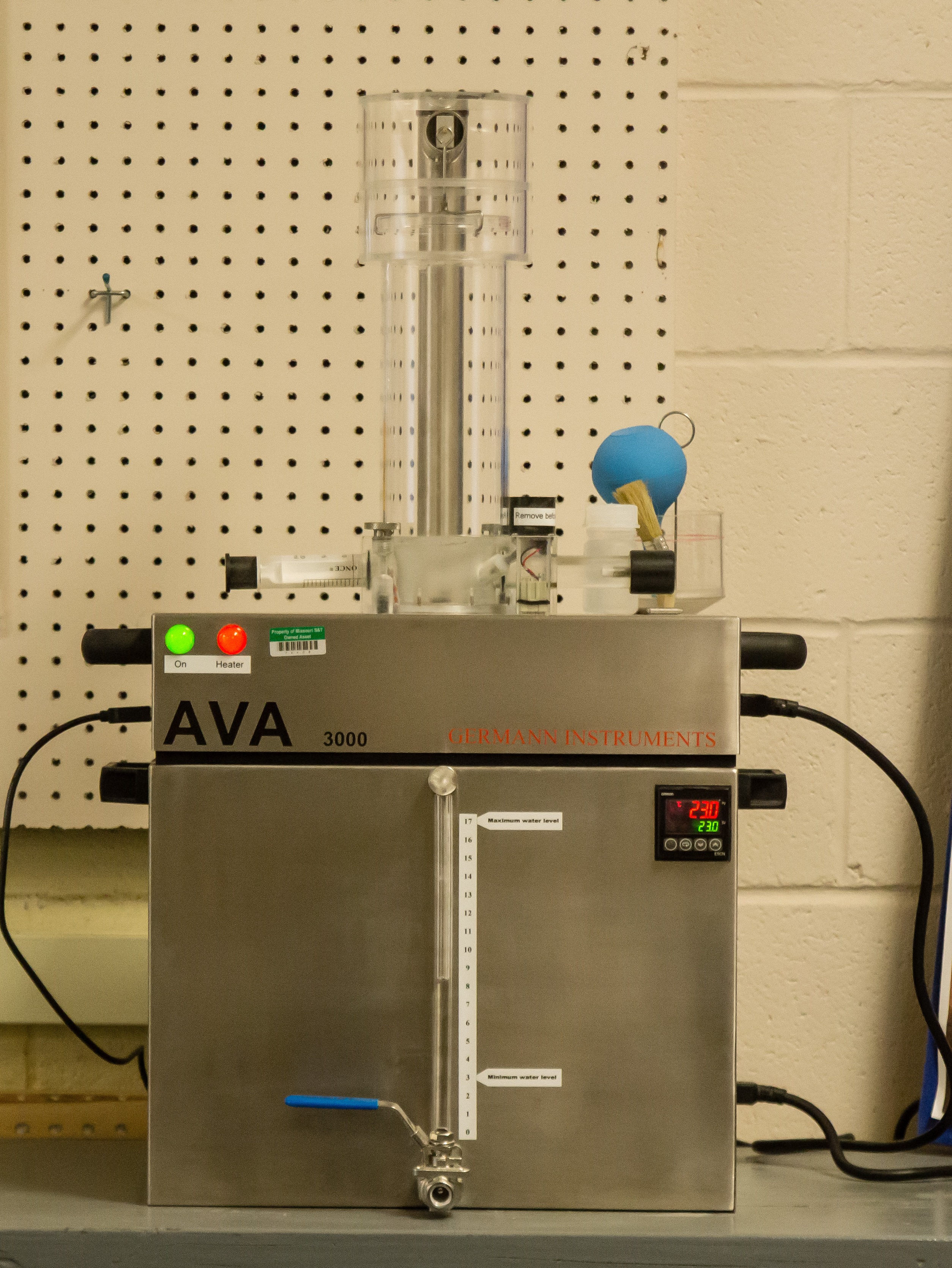 This equipment is used to measure the air-void parameters (spacing factor and specific surface) of samples of fresh air-entrained concrete.